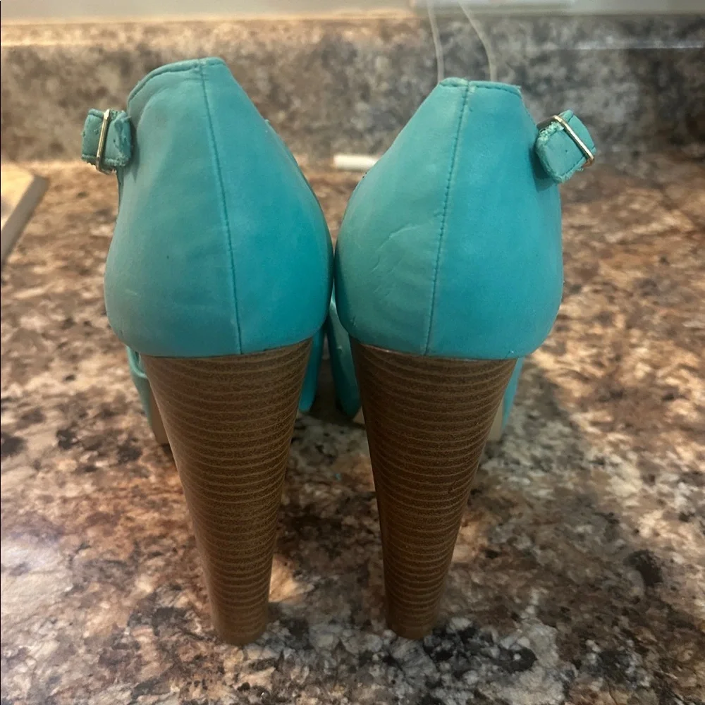 Breckelle Brina Peep Toe T-Strap Platform Heel Seafosn Green. Size 10.